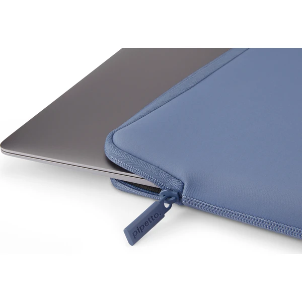 Pipetto Classic Fit Sleeve pouzdro pro MacBook Neo 13 fialové - Pouzdra - Obrázek 01b28162238c4f66b178baf3836acf5f