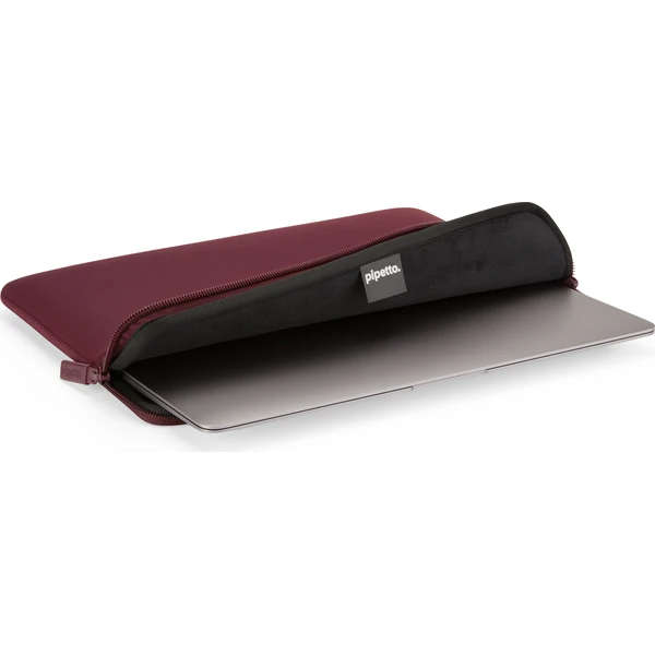 Pipetto Classic Fit Sleeve pouzdro pro MacBook Neo 13 burgundy - Pouzdra - Obrázek 02dbcd7d1d3c42da804e9ea6653ee6c4