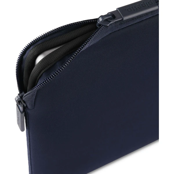 Pipetto Classic Fit Sleeve pouzdro pro MacBook Neo 13 tmavě modré - Pouzdra - Obrázek 06b3da9010e94ad9b9316ab650b1823d