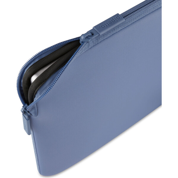 Pipetto Classic Fit Sleeve pouzdro pro MacBook Neo 13 fialové - Pouzdra - Obrázek 087fa3495cf749449dc7a98046dd882b