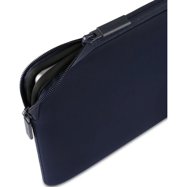 Pipetto Classic Fit Sleeve pouzdro pro MacBook Neo 13 tmavě modré - Pouzdra - Obrázek 44b3c653e88c4f0bb04c1e581991b638