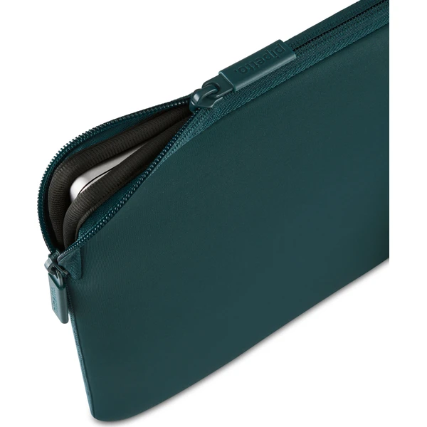 Pipetto Classic Fit Sleeve pouzdro pro MacBook Neo 13 modrozelené - Pouzdra - Obrázek 5749974770324cfbad6a815585fd1877