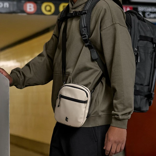 tomtoc Aviator T37 crossbody taška khaki - Popruhy a crossbody - Obrázek 5UCG000K01