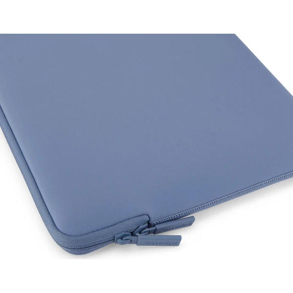 Pipetto Classic Fit Sleeve pouzdro pro MacBook Neo 13 fialové - Pouzdra - Obrázek 5a2ee1c0e28642f4a158bf4b88904af7