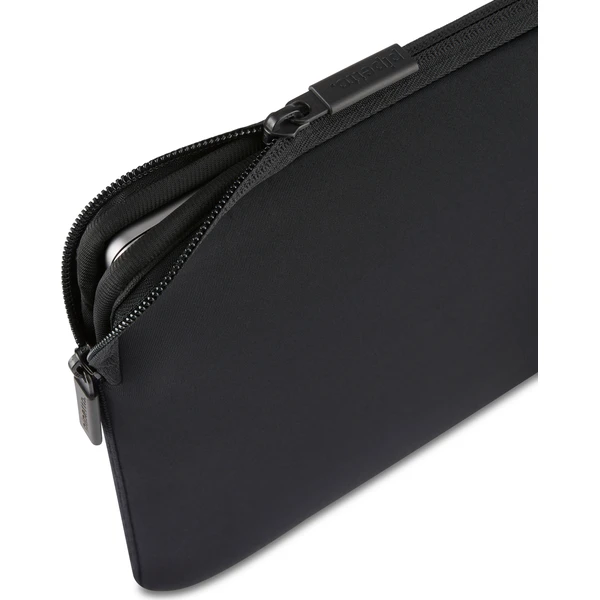 Pipetto Classic Fit Sleeve pouzdro pro MacBook Neo 13 černé - Pouzdra - Obrázek 731e6986ab964734a907d4bd1344956a