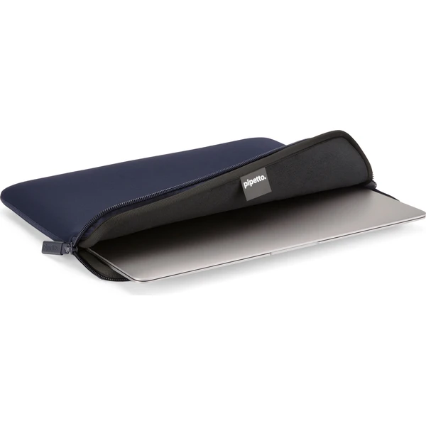 Pipetto Classic Fit Sleeve pouzdro pro MacBook Neo 13 tmavě modré - Pouzdra - Obrázek 74163f5ded174ae8a062a17bcb5d425a