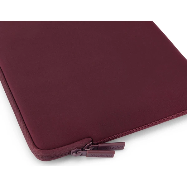 Pipetto Classic Fit Sleeve pouzdro pro MacBook Neo 13 burgundy - Pouzdra - Obrázek 74e329c8219b400da135c8bd940af9ad