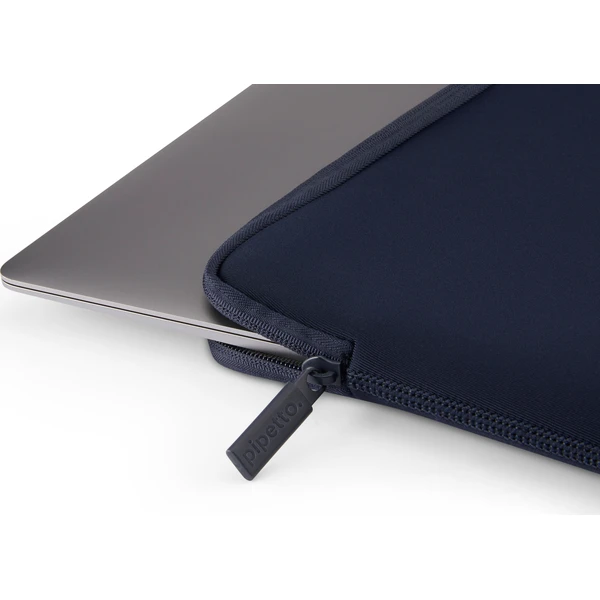 Pipetto Classic Fit Sleeve pouzdro pro MacBook Neo 13 tmavě modré - Pouzdra - Obrázek 7e24badadd7e4eb5990377a35d219590