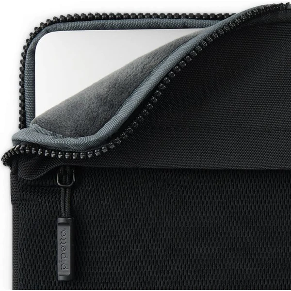 Pipetto Expand Sleeve pouzdro MacBook Pro 14"/MacBook Air 13.6" černé - Pouzdra - Obrázek 83c0cbeda25344f8a7d4bbdea5c53f96