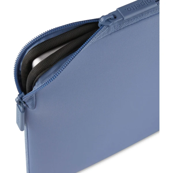 Pipetto Classic Fit Sleeve pouzdro pro MacBook Neo 13 fialové - Pouzdra - Obrázek 93b5f97abe0640658834b32dc331ebee