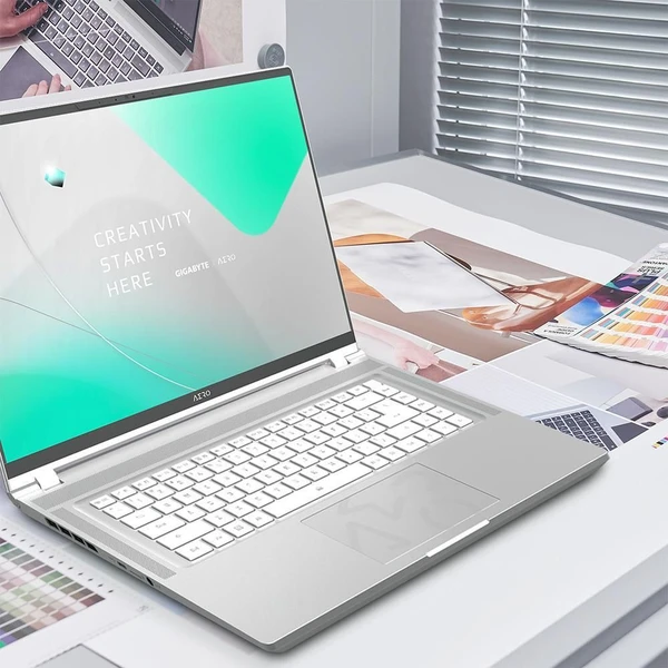 GIGABYTE AERO 16 OLED (BSF-73EE994SO) - notebook - bílý - Notebooky - Obrázek IBX0G00101