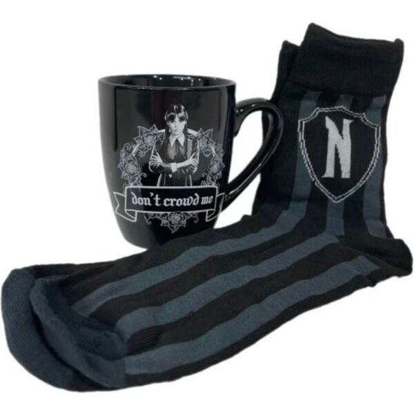CurePink Dárkový set hrnek s ponožkami Netflix Wednesday Ve středu nosím černou a nesuďte mě velikost unisex GP2400893 315 ml