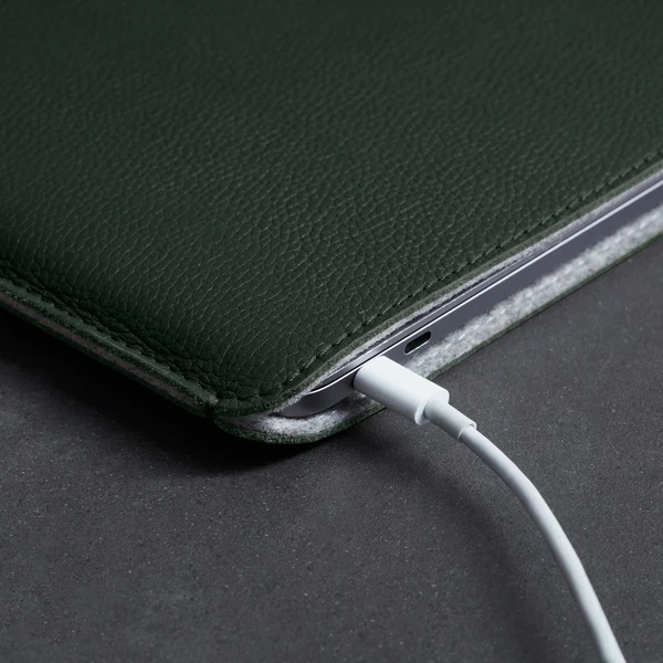 Woolnut Leather Sleeve kožené pouzdro MacBook Pro 13"/MacBook Air 13" tmavě zelené - Pouzdra - Obrázek T4SR100501