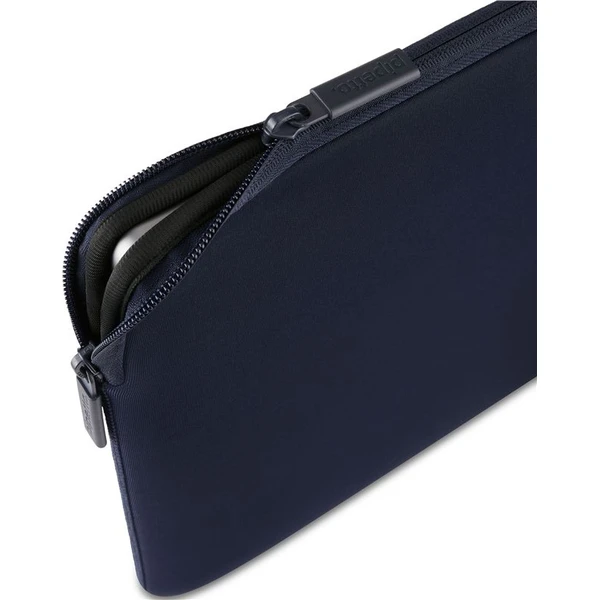 Pipetto Classic Fit Sleeve V2 pouzdro pro MacBook 14"/13" tmavě modré - Pouzdra - Obrázek aaec7edebf3244ea8e5936cfb735bf97