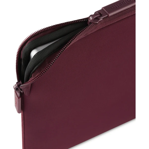 Pipetto Classic Fit Sleeve pouzdro pro MacBook Neo 13 burgundy - Pouzdra - Obrázek d37d95749a1f462f9b7ec938196128d6