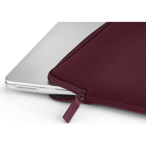 Pipetto Classic Fit Sleeve pouzdro pro MacBook Neo 13 burgundy - Pouzdra - Obrázek d5485304f0ad4c2295b222c0952f684f