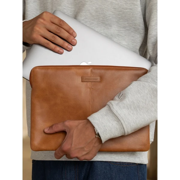 dbramante1928 Skagen Pro kožené sleeve pouzdro pro 13" MacBook hnědé - Pouzdra - Obrázek d_05504efc92fd4d199a2d054995c9d916