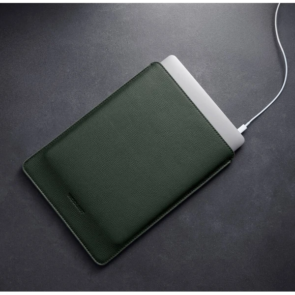 Woolnut Leather Sleeve kožené pouzdro MacBook Neo tmavě zelené - Pouzdra - Obrázek d_112a706ee9be4b8baeb30ba07082ec3c