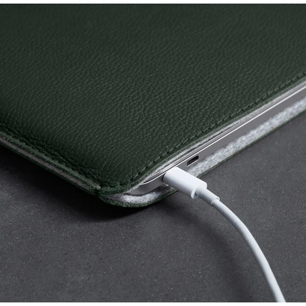 Woolnut Leather Sleeve kožené pouzdro MacBook Neo tmavě zelené - Pouzdra - Obrázek d_1731c41e1dc74eb3b0bed54e39deafc1