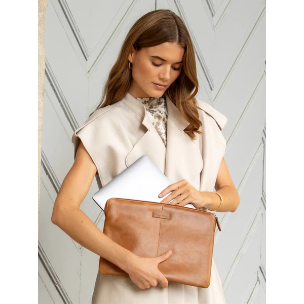 dbramante1928 Skagen Pro kožené sleeve pouzdro pro 14" MacBook hnědé - Pouzdra - Obrázek d_25a09ed480cf4cba93979aeef0704ad9