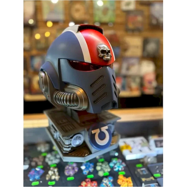 Soška Warhammer 40,000: Space Marine 2 Replica Ultramarines Lieutenant Titus helmet - Sochy a sošky - Obrázek d_2838936fc7734e28840d83c69367137d