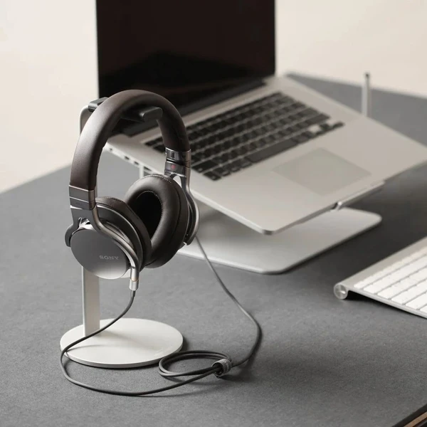 ELAGO H Stand hliníkový stojánek pro AirPods Max/náhlavní sluchátka tmavě šedý - Stojánky - Obrázek d_3b20d55e9a3244b88fec970f812c19cb