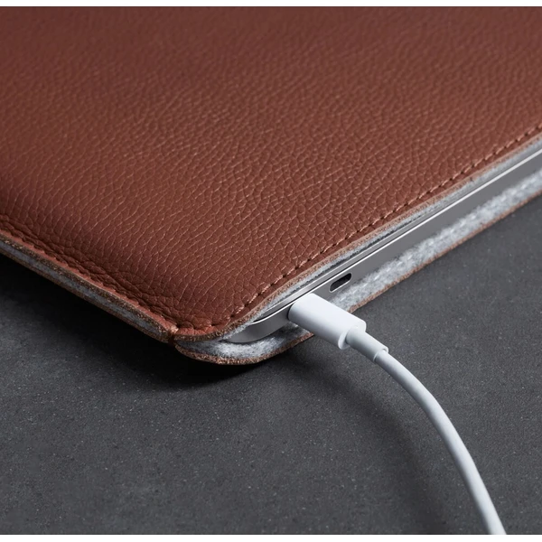 Woolnut Leather Sleeve kožené pouzdro MacBook Neo hnědé - Pouzdra - Obrázek d_dc466afb04f84abeb441a42edc8f0c7c