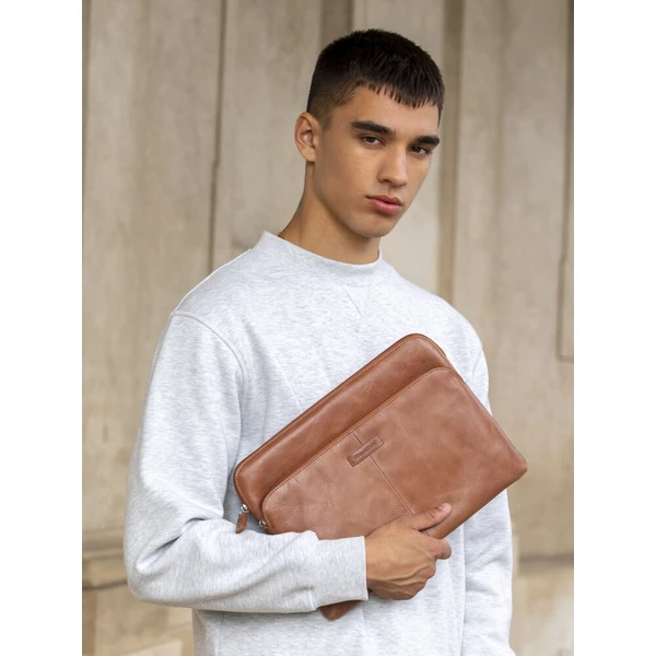 dbramante1928 Skagen Pro+ kožené sleeve pouzdro pro 14" MacBook hnědé - Pouzdra - Obrázek d_f4903c157a784ee2b87589f30b17d369