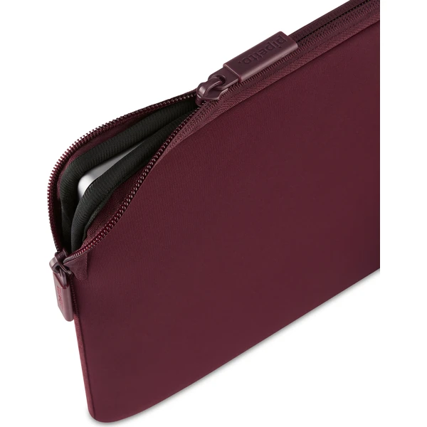 Pipetto Classic Fit Sleeve pouzdro pro MacBook Neo 13 burgundy - Pouzdra - Obrázek ddd060fc73d54ad4965c77476602276f