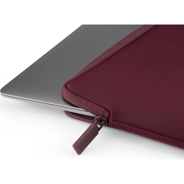 Pipetto Classic Fit Sleeve pouzdro pro MacBook Neo 13 burgundy - Pouzdra - Obrázek e7e1e0c001d346869de88af3577ac808